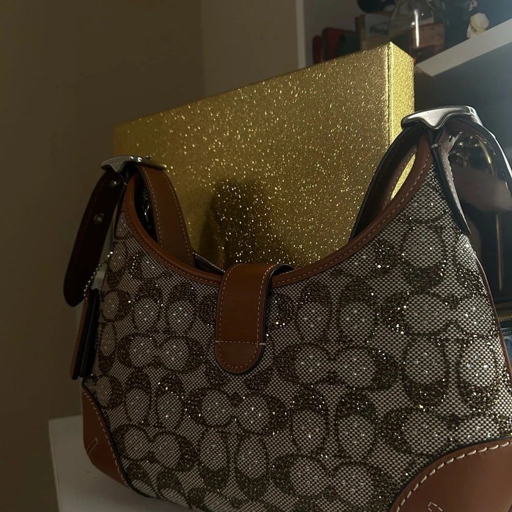 Hamptons Hobo Bag
In Crystal Signature Jacquard - Picture 5 of 12